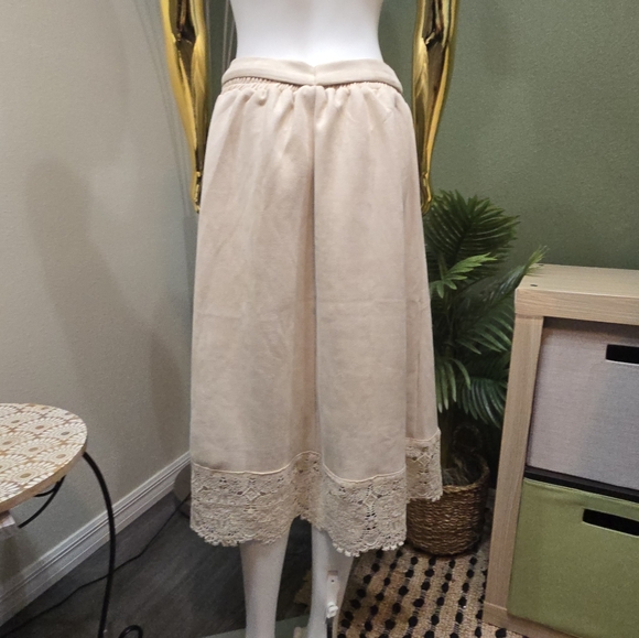 Alice Blue Suede skirt with embroidery at the bottom cream color size M - Picture 6 of 8